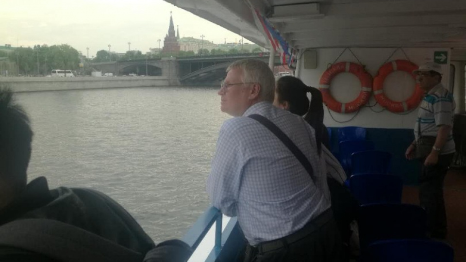 По Москве-реке