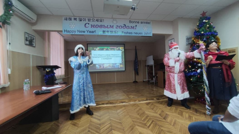 17 декабря 2021 года состоялся новогодний концерт для учащихся отделения стажировок Института