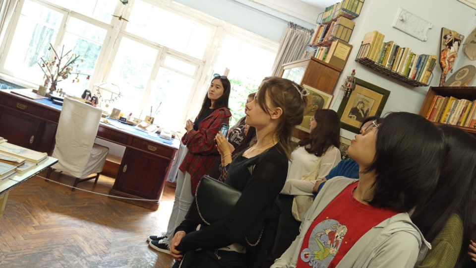Филолог Евгения Александровна Коршунова отправилась с иностранными студентами на экскурсию по городку писателей в Переделкино